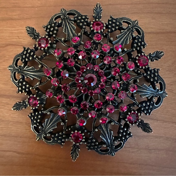 Brooch with red “stones” and matching pierced earrings - Picture 3 of 12